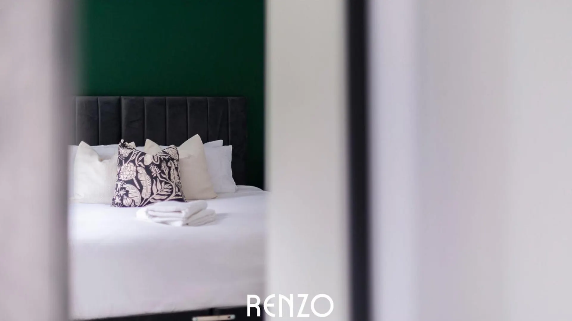 Gorgeous 4-Bed Home In Nottingham By Renzo, Free Driveway Parking, Great Location! Apartment