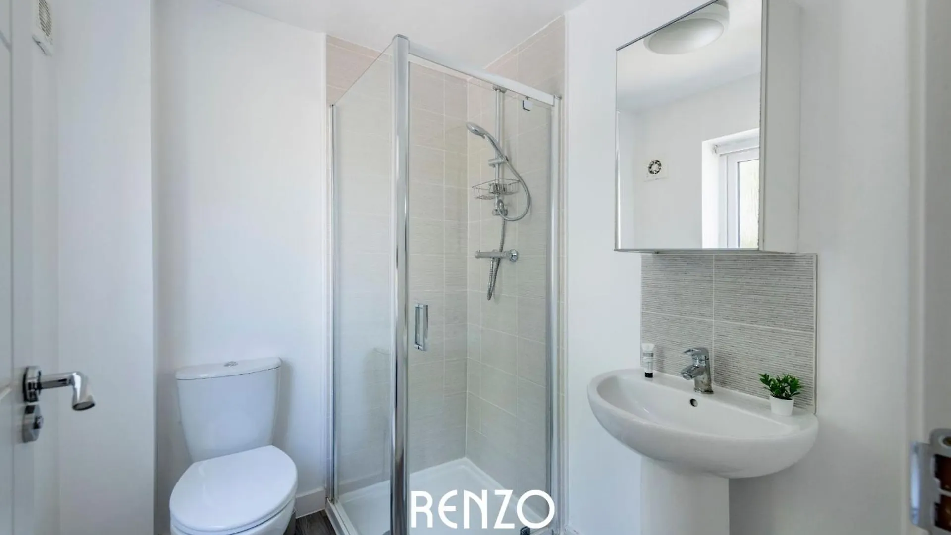 Apartment Gorgeous 4-Bed Home In Nottingham By Renzo, Free Driveway Parking, Great Location!