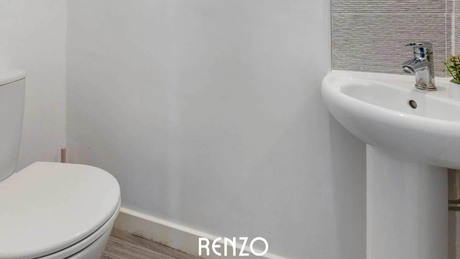 Gorgeous 4-Bed Home In Nottingham By Renzo, Free Driveway Parking, Great Location! Apartment