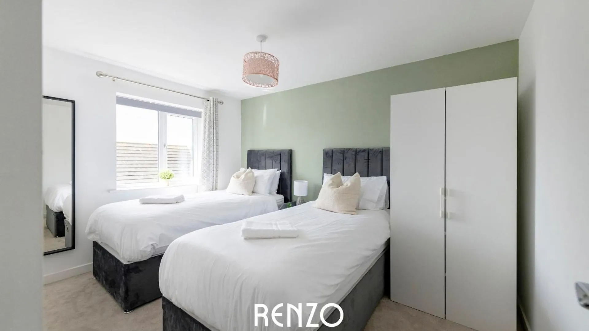 Apartment Gorgeous 4-Bed Home In Nottingham By Renzo, Free Driveway Parking, Great Location!