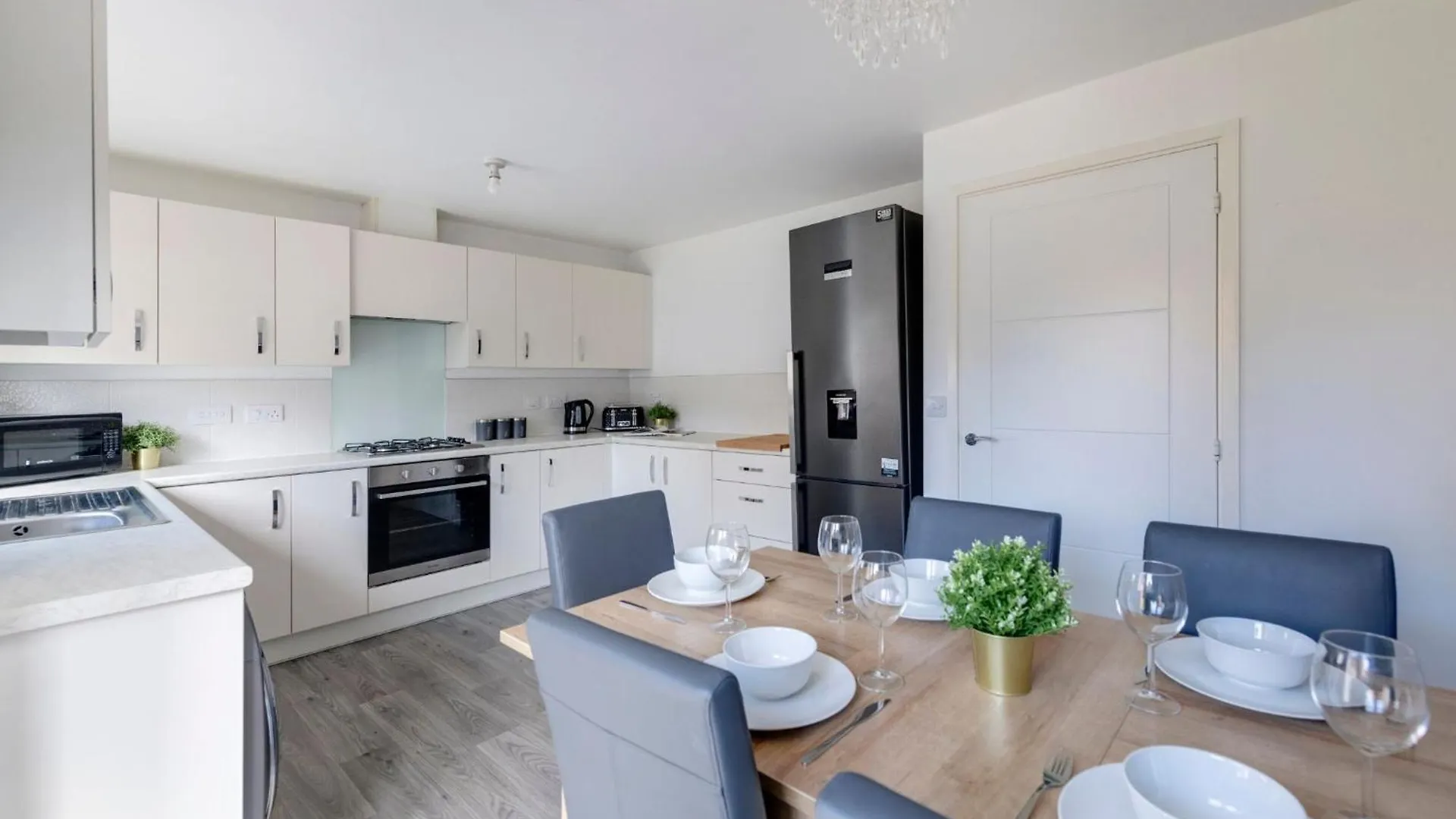 Gorgeous 4-Bed Home In Nottingham By Renzo, Free Driveway Parking, Great Location! 0*,